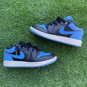 Nike Low Top Sneakers - Black and Blue